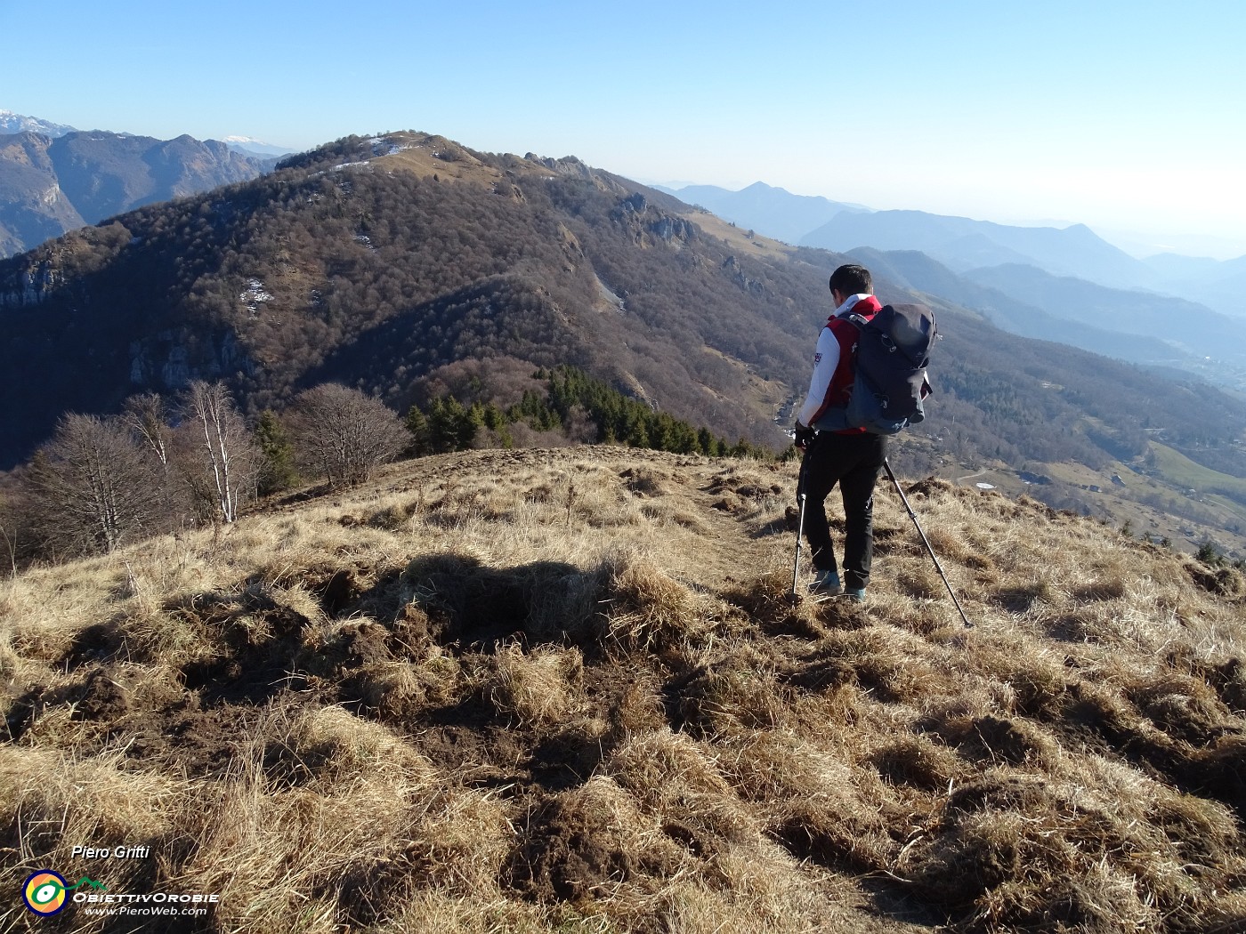 44 Dallo Zuc de Valmana  (1546 m) ci avviamo su prato 'arato'  per I Canti (1563 m).JPG